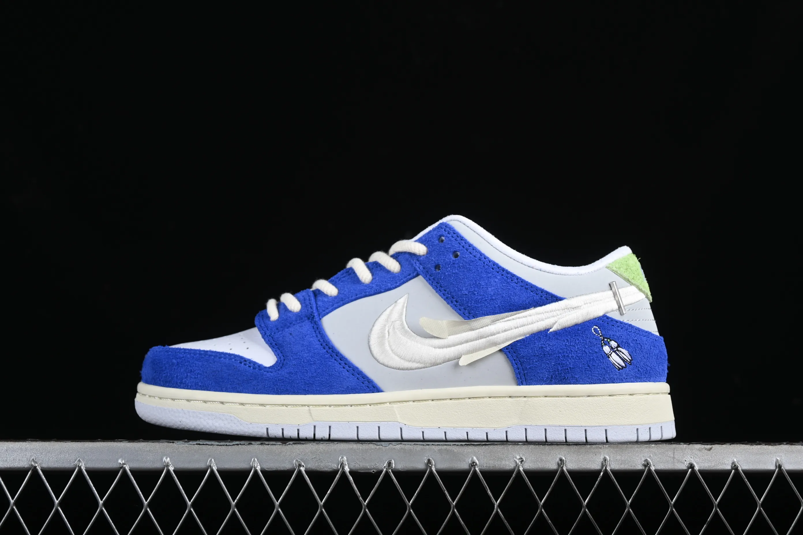 All categories Nk SB Dunk Series Nk SB Dunk Low low-top sneakers April Skateboards x Nk SB Dunk Low joint model Frozen Rose SB smashed backboard fashion casual sneakers FD2562-400